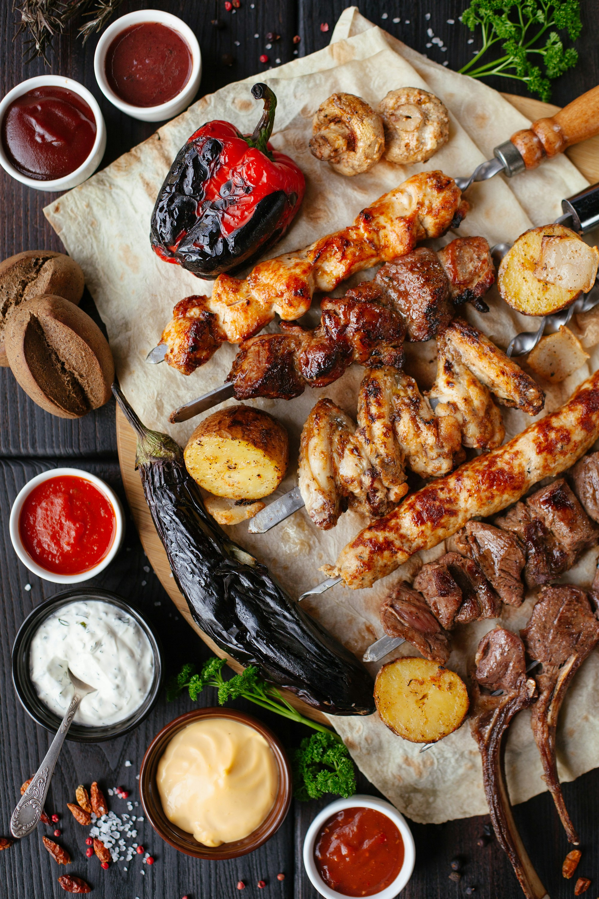 Mercado gastronómico con varios food trucks